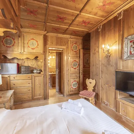 Casa Verzi, With Panoramic Balcony In The Town Center Cortina dʼAmpezzo